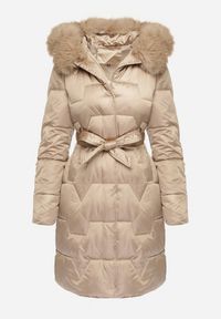 Born2be - Beżowa Pikowana Kurtka o Długim Kroju Ozdobiona Paskiem i Odpinanym Futerkiem Milirra. Okazja: na spacer. Kolor: brązowy. Materiał: futro. Długość: długie. Wzór: aplikacja. Styl: elegancki, wizytowy #6