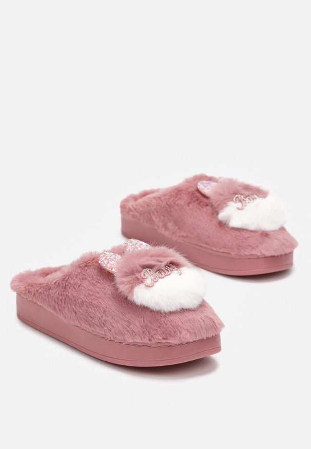 Renee - Ciemnoróżowe Płaskie Kapcie z Aplikacją 3D w Kształcie Króliczka Munere. Kolor: różowy. Materiał: futro. Wzór: aplikacja. Obcas: na płaskiej podeszwie