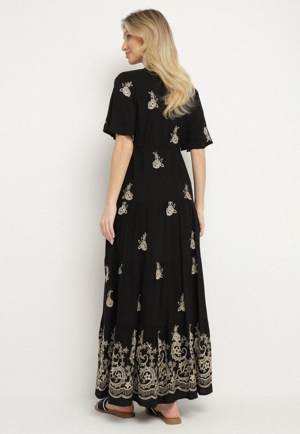 Born2be - Czarna Wiskozowa Sukienka Boho o Rozkloszowanym Kroju z Haftem i Wiązaniem Lilvanis. Okazja: na co dzień. Typ kołnierza: dekolt w serek. Kolor: czarny. Materiał: wiskoza. Długość rękawa: krótki rękaw. Wzór: haft. Styl: boho