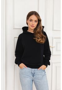 BLUZA MILA CZARNA L - Flawless. Okazja: na spotkanie biznesowe, do pracy. Typ kołnierza: kaptur. Kolor: czarny. Materiał: bawełna, dresówka, dzianina. Styl: klasyczny, sportowy, biznesowy, retro, wakacyjny