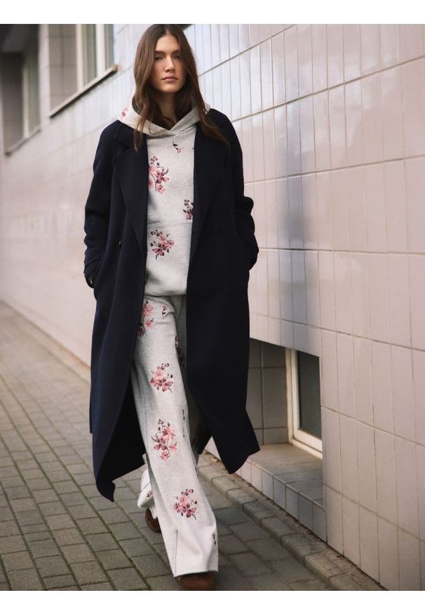 Reserved - Spodnie z ozdobnym haftem - jasnoszary. Kolor: szary. Materiał: dzianina, bawełna. Wzór: haft