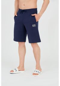 EA7 Emporio Armani - EA7 Męskie granatowe shorty z naszywką, Rozmiar S. Kolor: niebieski. Materiał: bawełna. Długość: krótkie. Wzór: aplikacja