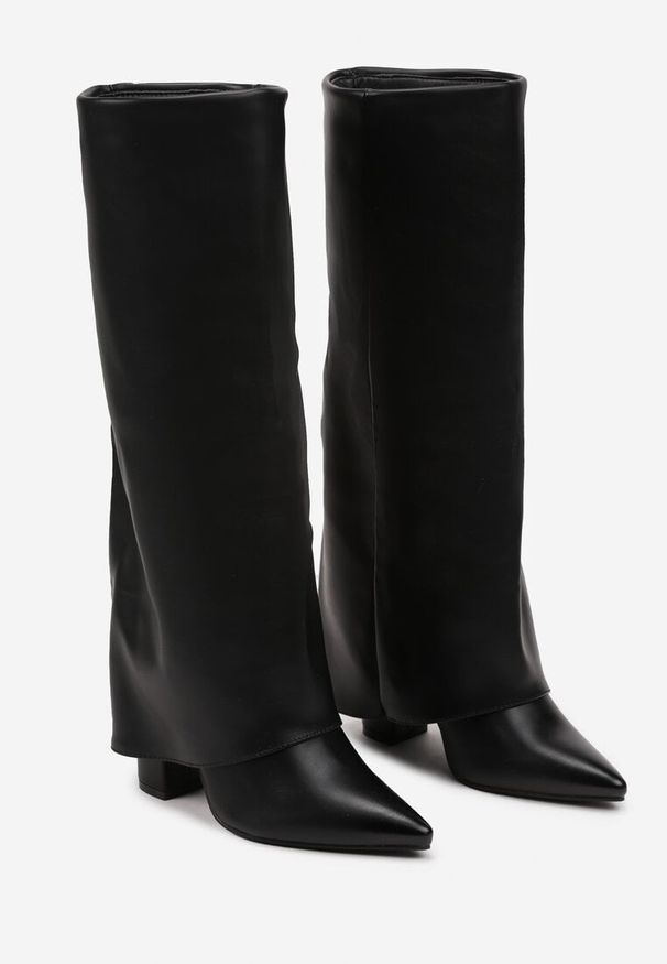 Renee - Czarne Kozaki na Słupku Ozdobione Wywiniętą Cholewką Heslia. Okazja: na co dzień. Kolor: czarny. Materiał: jeans. Szerokość cholewki: normalna. Wzór: aplikacja. Obcas: na słupku. Styl: boho, elegancki, casual, klasyczny