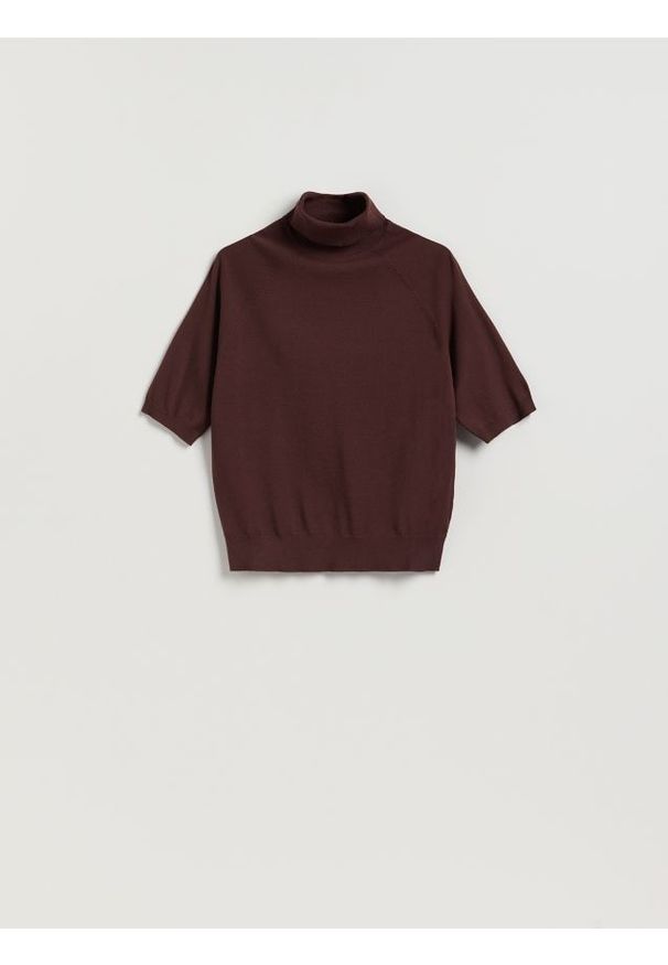 Reserved - Sweter z golfem - brązowy. Typ kołnierza: golf. Kolor: brązowy. Materiał: wiskoza, dzianina. Styl: klasyczny