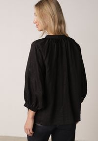 Born2be - Czarna Rustykalna Bluzka z Tencelu Ozdobiona Wiązaniem Koronką i Koralikami Sachi. Okazja: na co dzień. Kolor: czarny. Materiał: koronka. Długość rękawa: długi rękaw. Długość: długie. Wzór: aplikacja, koronka. Styl: casual #4
