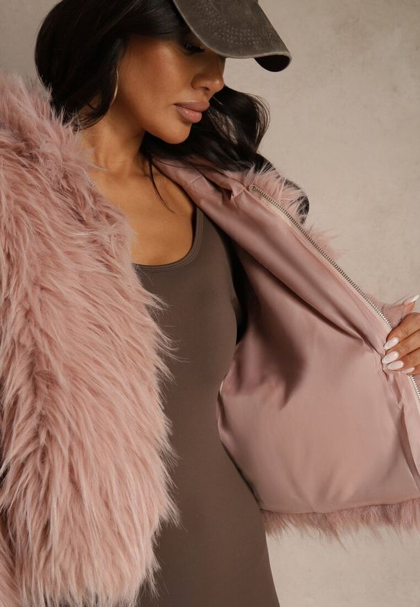 Renee - Różowa Kurtka Futerko z Kapturem i Zapięciem na Suwak Zetora. Okazja: na co dzień. Typ kołnierza: kaptur. Kolor: różowy. Materiał: futro. Wzór: gładki. Styl: casual, street