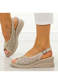 Beżowe ażurowe sandały damskie na koturnie Vinceza 79529. Okazja: na co dzień, na spacer. Kolor: beżowy. Materiał: skóra. Wzór: ażurowy. Sezon: wiosna, lato. Obcas: na koturnie. Styl: casual, klasyczny, elegancki #1
