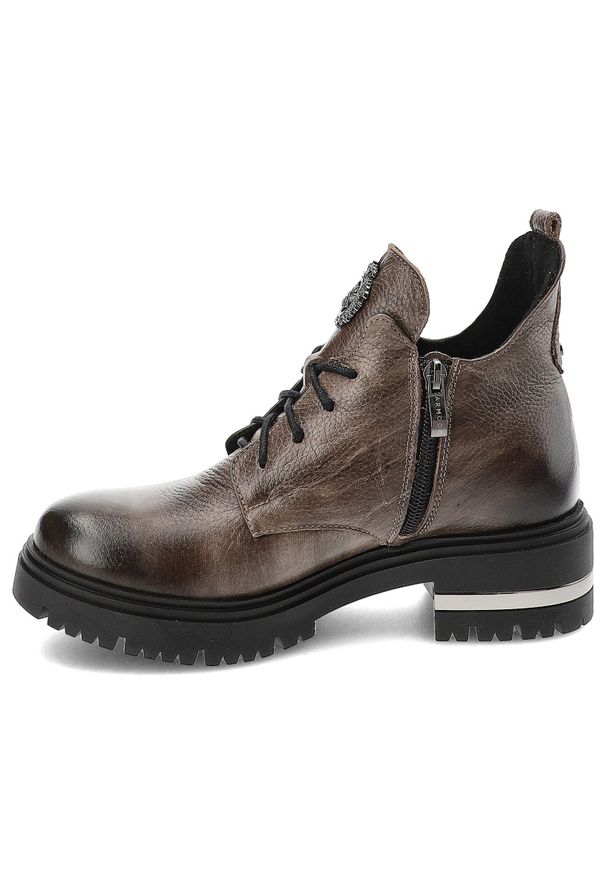 Szare Botki Armodo Modne Obuwie Damskie Z Broszką. Okazja: na co dzień. Zapięcie: sznurówki. Kolor: szary. Materiał: skóra. Wzór: aplikacja. Sezon: zima, jesień. Styl: casual, elegancki