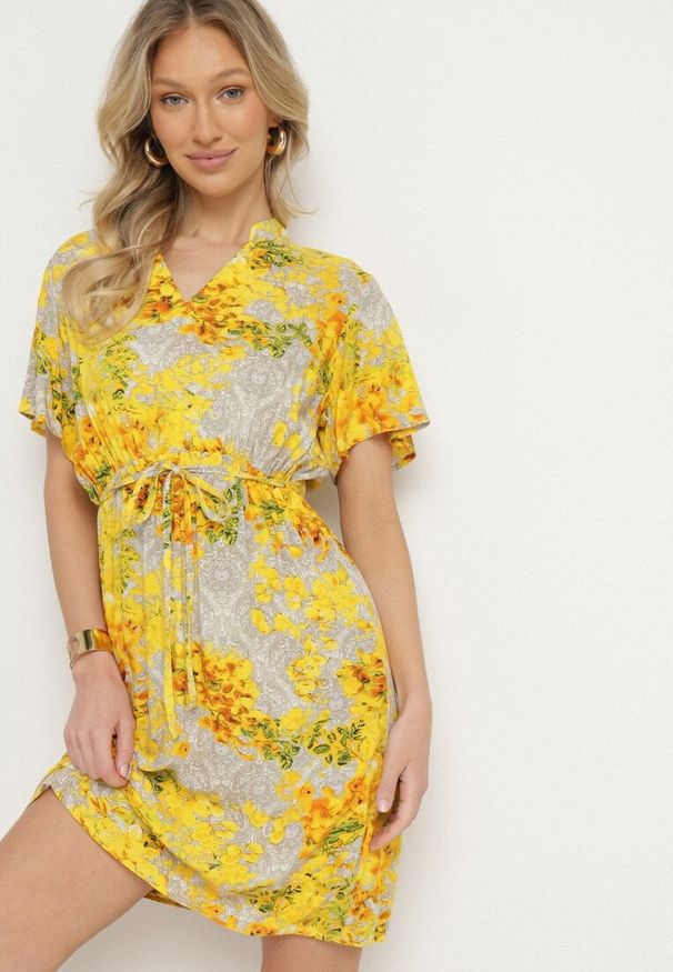 Born2be - Żółta Sukienka w Kwiaty z Paskiem Cleza. Okazja: na co dzień. Typ kołnierza: dekolt w kształcie V. Kolor: żółty. Wzór: kwiaty. Sezon: wiosna, lato. Styl: casual, elegancki