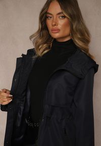 Renee - Granatowa Kurtka Parka o Klasycznym Kroju z Kapturem Cenelle. Okazja: na spacer. Typ kołnierza: kaptur. Kolor: niebieski. Materiał: jeans. Styl: klasyczny #5