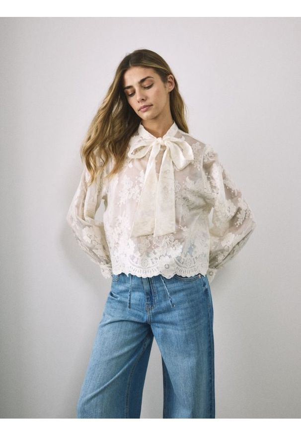 Reserved - Bluzka z modalem - złamana biel. Materiał: tkanina