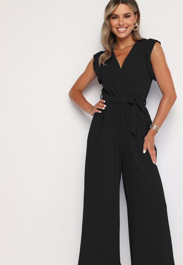 Born2be - Czarny Taliowany Kombinezon Koktajlowy z Paskiem w Talii i Falbanami przy Ramionach Vimarine. Okazja: na imprezę. Kolor: czarny. Materiał: jeans. Styl: wizytowy