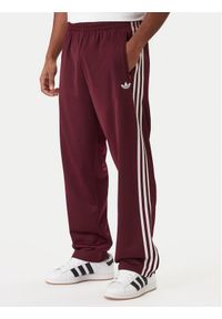 Adidas - adidas Spodnie dresowe KE1651 Bordowy Regular Fit. Kolor: czerwony. Materiał: syntetyk #1