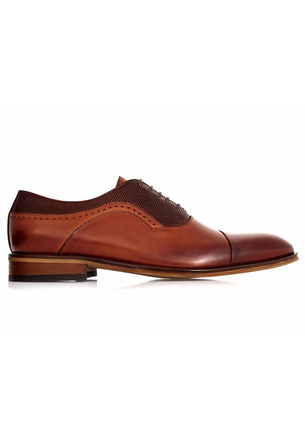 Coraggio Men - Brązowe obuwie męskie CoraggioMen z tłoczeniem CM2. Kolor: brązowy. Materiał: skóra