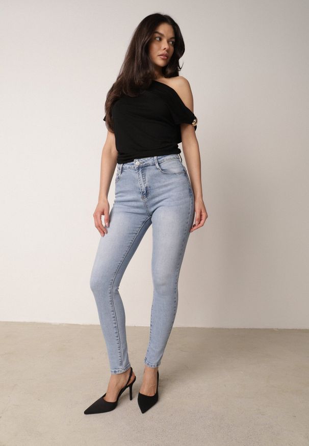 Born2be - Niebieskie Dopasowane Jeansy z Bawełną i Modelującym Przeszyciem Janiah. Okazja: na co dzień, do pracy. Kolor: niebieski. Styl: casual