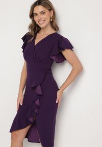 Born2be - Fioletowa Dopasowana Sukienka z Kopertowym Dekoltem i Falbankami Leolani. Okazja: na co dzień. Typ kołnierza: kołnierz z falbankami. Kolor: fioletowy. Materiał: tkanina, jeans. Sezon: lato. Typ sukienki: kopertowe. Styl: casual, klasyczny #1