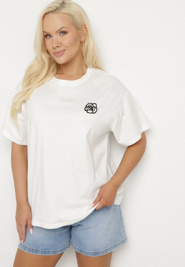 Born2be - Biały T-shirt z Bawełny z Naszywką Kwiatu Firirene. Okazja: na co dzień. Kolor: biały. Materiał: bawełna. Wzór: aplikacja, kwiaty. Styl: elegancki, casual
