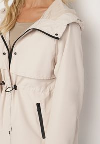 Born2be - Jasnobeżowa Klasyczna Kurtka Parka z Kapturem i Ściągaczem w Pasie Cinelle. Okazja: na co dzień. Typ kołnierza: kaptur. Kolor: beżowy. Materiał: jeans, skóra. Styl: klasyczny #3
