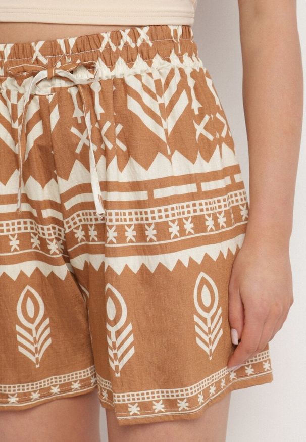 Born2be - Brązowe Szorty z Wiskozy z Wysokim Stanem ze Wzorem w Stylu Etno Lunabella. Okazja: na co dzień. Stan: podwyższony. Kolor: brązowy. Materiał: wiskoza. Styl: etno