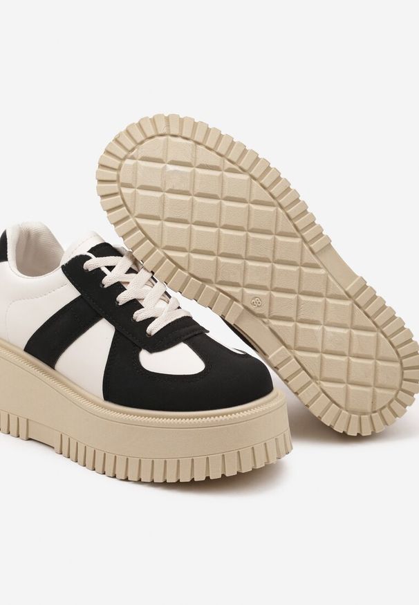 Born2be - Czarno-Beżowe Sneakersy w Stylu Tenisówek na Platformie z Tłoczeniami Firreis. Okazja: na co dzień. Kolor: czarny. Materiał: jeans. Obcas: na platformie