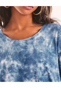 LOVE SHACK FANCY - Wzorzysta koszulka tie- dye t-shirt Calix. Kolor: niebieski. Materiał: bawełna. Długość rękawa: krótki rękaw. Wzór: aplikacja, haft. Styl: klasyczny #3