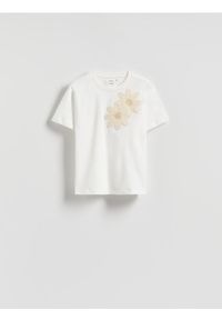 Reserved - T-shirt z szydełkowaną aplikacją - złamana biel. Materiał: bawełna. Wzór: aplikacja