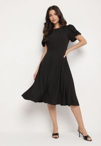 Born2be - Czarna Sukienka Vices o Rozkloszowanym Kroju z Odpinanym Kwiatem 3D Rallarea. Kolor: czarny. Wzór: kwiaty. Sezon: wiosna, lato #1