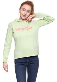 Wrangler - BLUZA WRANGLER DAMSKA RETRO KABEL HDY PASTEL GREEN W600RICUG. Typ kołnierza: kaptur. Kolor: zielony. Wzór: nadruk. Styl: retro #7