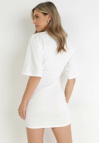 Born2be - Biała Sukienka Mini z Rękawem typu Nietoperz Nezia. Kolor: biały. Styl: elegancki. Długość: mini