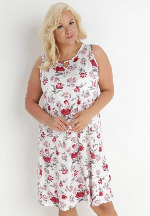 Born2be - Biała Sukienka Carre. Kolekcja: plus size. Kolor: biały. Materiał: bawełna, dzianina. Długość rękawa: bez rękawów. Wzór: kwiaty. Typ sukienki: dla puszystych. Styl: klasyczny. Długość: midi