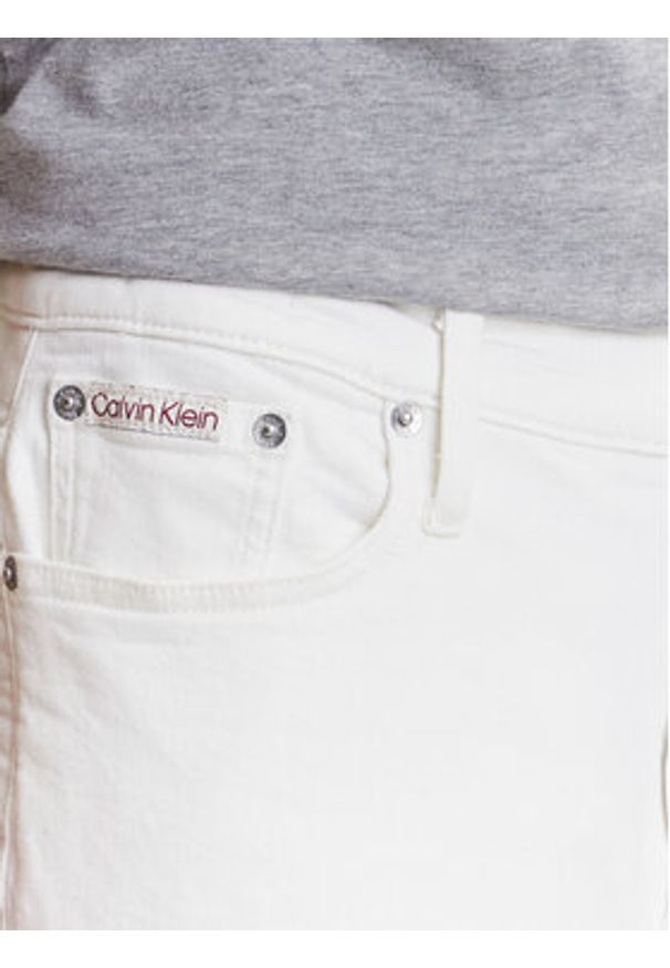 Calvin Klein Jeans Jeansy J20J225137 Biały Mom Fit. Kolor: biały