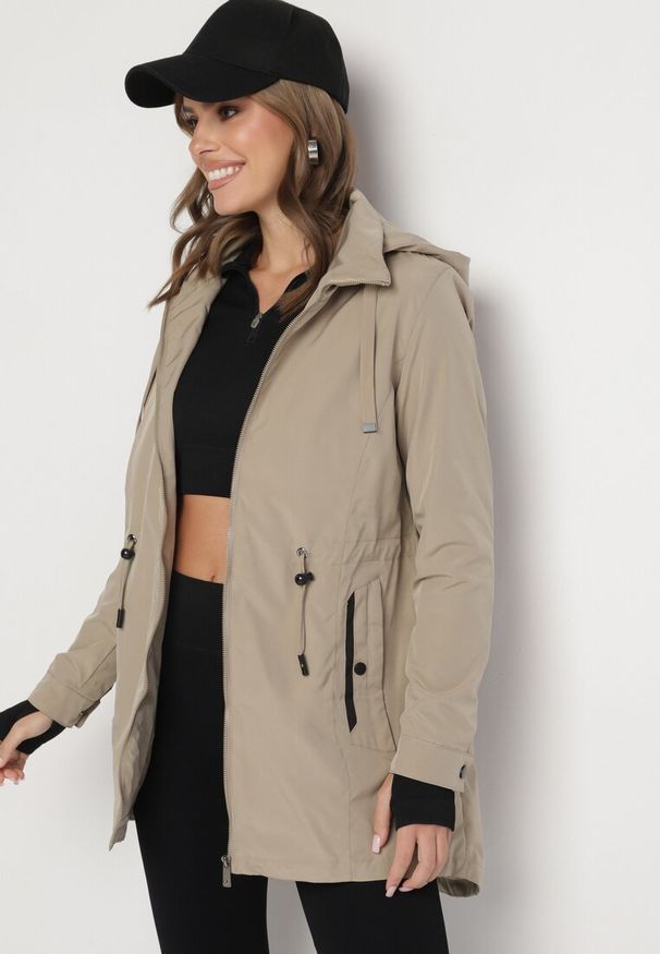 Born2be - Ciemnobeżowa Kurtka Parka ze Sznurkiem w Talii i Kapturem Teridi. Okazja: na spacer, na co dzień. Kolor: beżowy. Materiał: jeans. Długość rękawa: długi rękaw. Długość: długie. Styl: casual