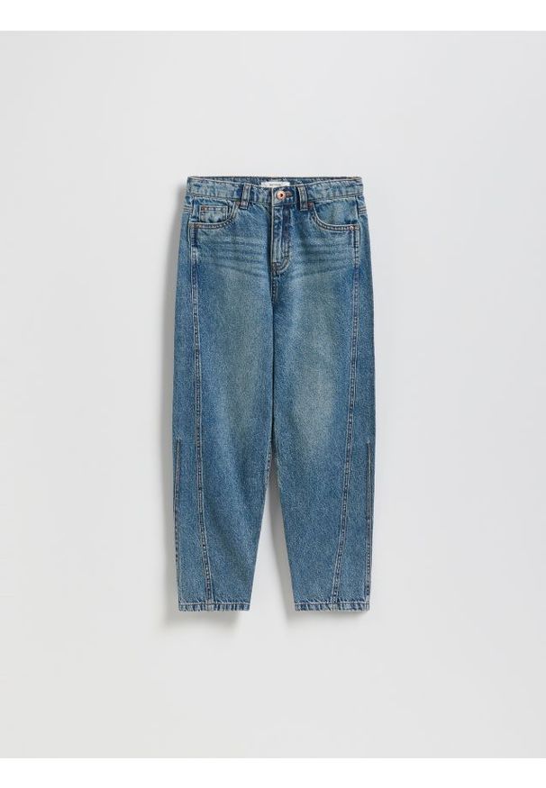 Reserved - Jeansy balloon fit - granatowy. Kolor: niebieski