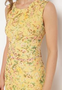 Born2be - Żółta Koktajlowa Taliowana Sukienka w Kwiaty z Wiskozową Podszewką Lidra. Okazja: na wesele, na co dzień, na ślub cywilny, na imprezę. Kolor: żółty. Materiał: wiskoza. Wzór: kwiaty. Styl: wizytowy #4