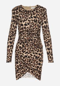 Born2be - Ciemnobeżowa Marszczona Sukienka w Panterkę o Dopasowanym Kroju z Usztywnionymi Ramionami Tifitha. Kolor: beżowy. Materiał: skóra. Długość rękawa: długi rękaw. Wzór: motyw zwierzęcy. Styl: wizytowy, klasyczny, elegancki #3