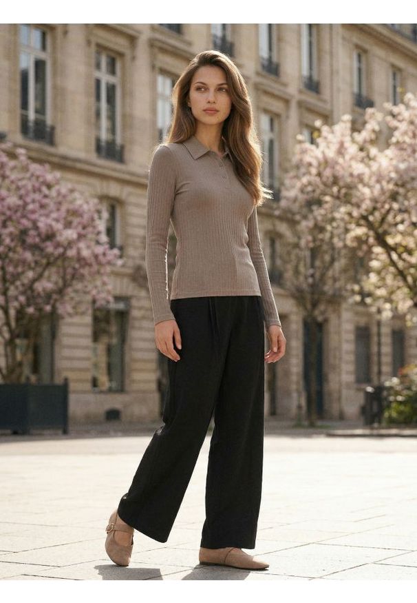 Sinsay - Koszulka polo z domieszką wiskozy - brązowy. Typ kołnierza: polo. Kolor: brązowy. Materiał: wiskoza