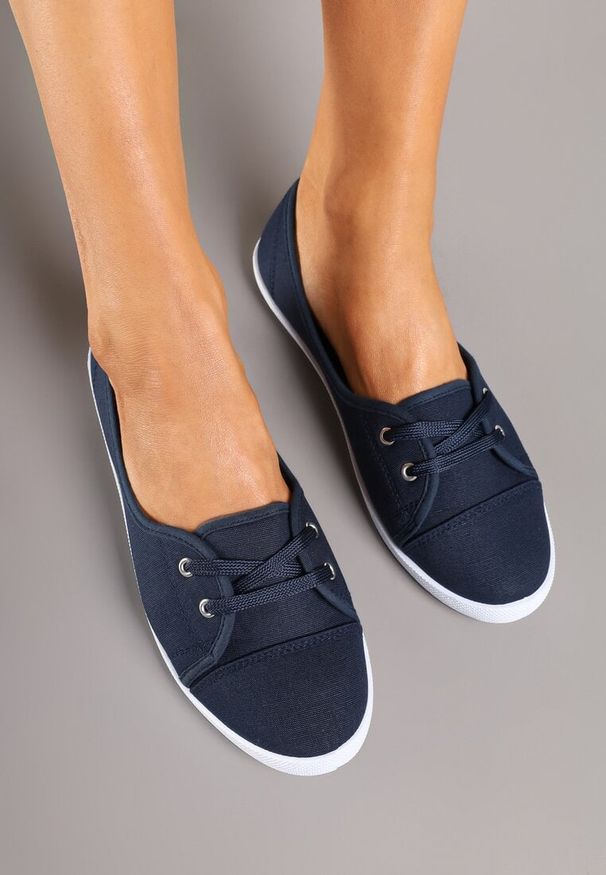 Born2be - Granatowe Niskie Tenisówki z Ozdobnym Sznurowaniem Asenga. Okazja: na co dzień. Zapięcie: sznurówki. Kolor: niebieski. Materiał: jeans. Obcas: na płaskiej podeszwie. Styl: elegancki, casual