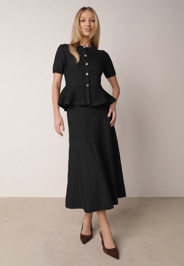 Born2be - Czarny Komplet z Wiskozą Rozkloszowana Spódnica i Bluzka z Baskinką Adrimala. Kolor: czarny. Materiał: wiskoza