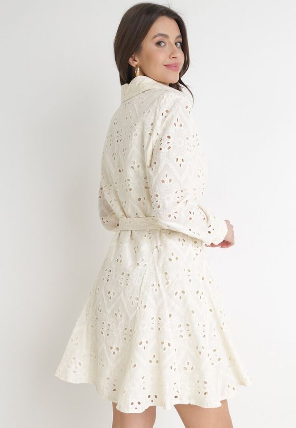 Born2be - Beżowa Ażurowa Sukienka Bawełniana z Wiązanym Paskiem Ilerah. Kolor: beżowy. Materiał: bawełna. Wzór: ażurowy. Styl: boho