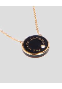 THE MARC JACOBS - Czarny naszyjnik The Medallion. Materiał: metalowe, złote. Kolor: czarny. Kamień szlachetny: kryształ