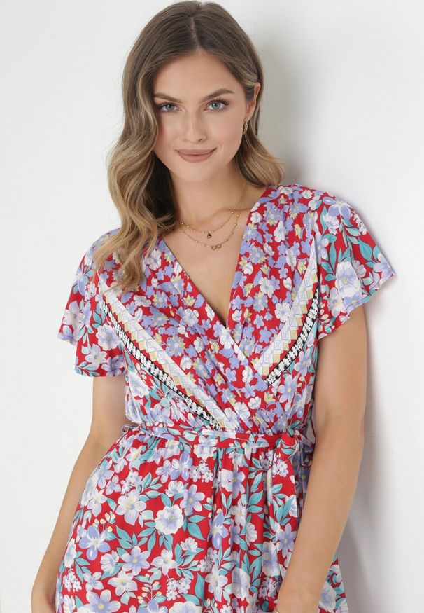 Born2be - Czerwona Rozkloszowana Sukienka z Gumką w Talii Angely. Kolor: czerwony. Materiał: tkanina, wiskoza, materiał. Wzór: kwiaty. Typ sukienki: kopertowe