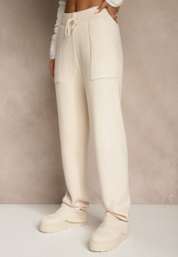 Renee - Beżowe Spodnie z Wełną ze Sznurkiem i Ozdobnymi Kieszeniami Moneressa. Okazja: na co dzień. Kolor: beżowy. Materiał: wełna. Styl: casual