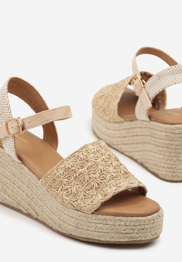 Renee - Ciemnobeżowe Sandały na Koturnie Vices w Stylu Boho Danione. Okazja: na spotkanie biznesowe, do pracy. Zapięcie: sprzączka. Kolor: beżowy. Materiał: jeans. Sezon: lato. Obcas: na koturnie. Styl: boho