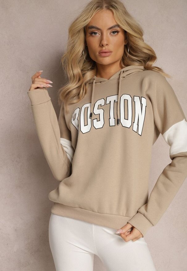 Renee - Beżowa Bawełniana Bluza z Kapturem w Amerykańskim Stylu z Napisem i Polarem Iocaste. Okazja: na uczelnię, na co dzień. Typ kołnierza: kaptur. Kolor: beżowy. Materiał: bawełna, polar. Długość rękawa: długi rękaw. Długość: długie. Wzór: napisy. Styl: casual