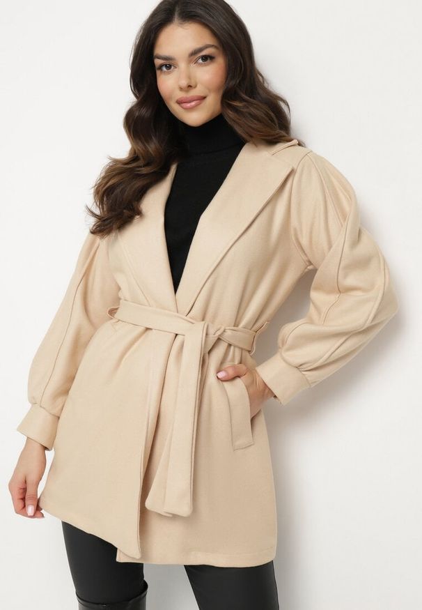 Born2be - Beżowy Płaszcz z Wiązanym Paskiem i Bufiastym Rękawem Imgrucu. Typ kołnierza: kołnierzyk stójkowy. Kolor: beżowy. Materiał: tkanina, jeans. Długość: długie. Sezon: wiosna, jesień