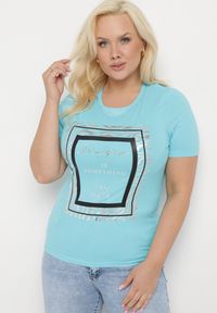 Born2be - Jasnoniebieski Bawełniany T-shirt Koszulka z Krótkim Rękawem Ozdobiona Nadrukiem i Cyrkoniami Codara. Okazja: na co dzień. Kolekcja: plus size. Kolor: niebieski. Materiał: bawełna. Długość rękawa: krótki rękaw. Długość: krótkie. Wzór: nadruk, aplikacja. Styl: casual #5