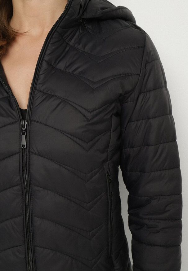 Born2be - Czarna Pikowana Kurtka z Kapturem z Możliwością Odpięcia Natisme. Okazja: na co dzień. Typ kołnierza: kaptur. Kolor: czarny. Materiał: jeans. Styl: elegancki, casual