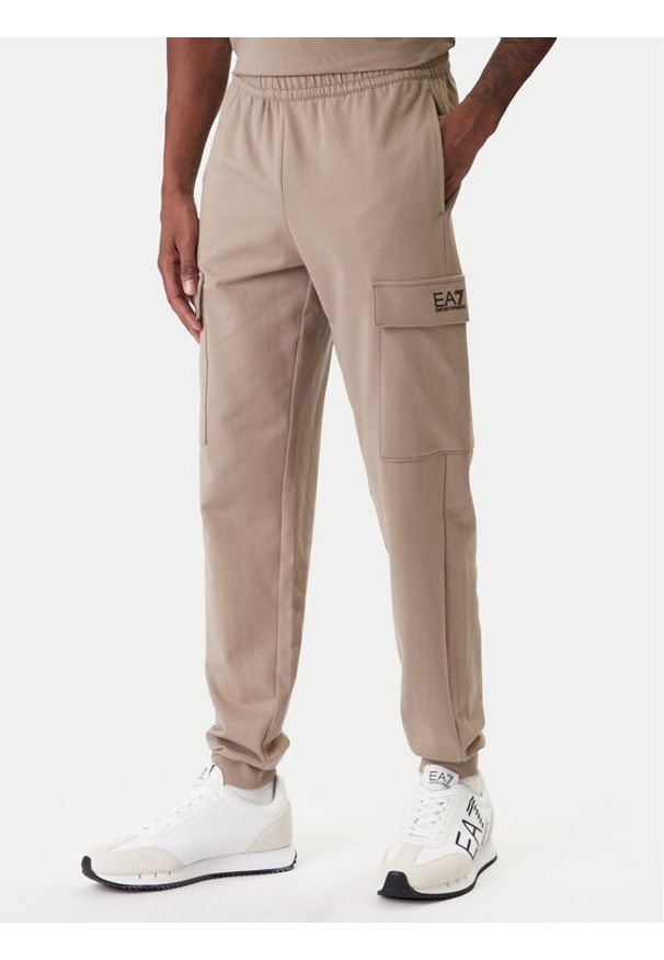 EA7 Emporio Armani Spodnie dresowe 8NPP67 PJVRZ U6167 Beżowy Regular Fit. Kolor: beżowy. Materiał: bawełna