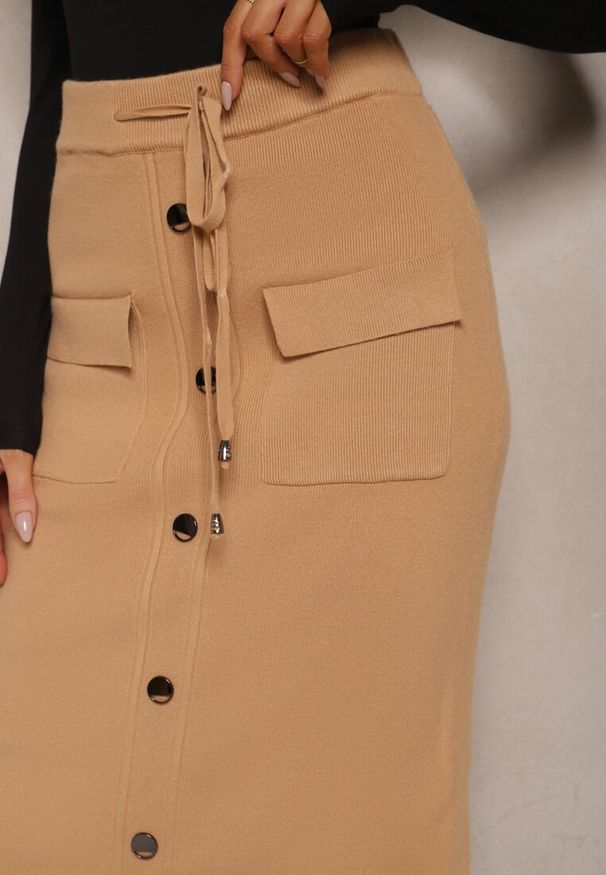 Renee - Beżowa Spódnica Ołówkowa z Kaszmirem High Waist z Ozdobnymi Guzikami i Kieszeniami Edithwen. Stan: podwyższony. Kolor: beżowy. Materiał: kaszmir. Sezon: zima