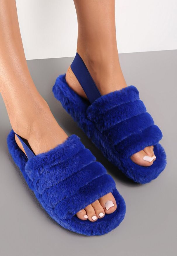 Renee - Granatowe Kapcie Pikowane z Pluszowego Futerka Zaliyne. Okazja: na co dzień. Zapięcie: pasek. Kolor: niebieski. Materiał: futro. Wzór: aplikacja. Styl: elegancki, casual
